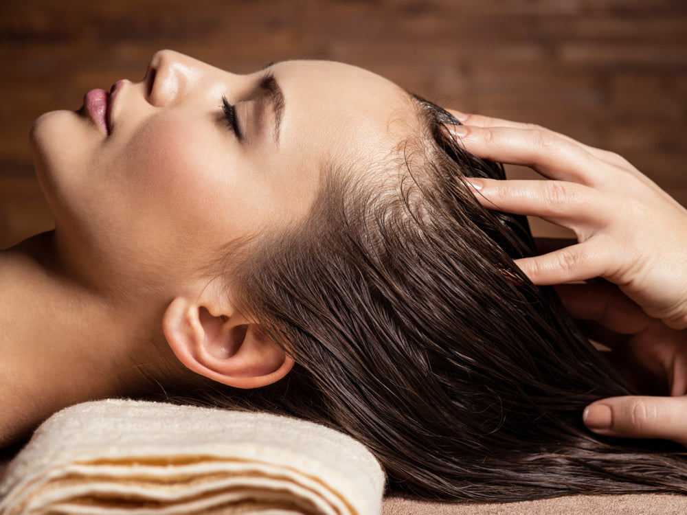Un massage du cuir chevelu peut-il favoriser la croissance des cheveux ?